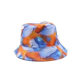 Dettaglio del cappello alla pescatora tie-dye colorato con cuciture e trama del tessuto