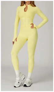 Détail de l'ensemble de yoga jaune clair sans couture avec texture côtelée et poignets