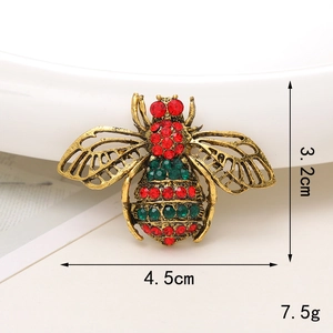 Vista dettagliata di un accessorio ape vintage con dimensioni di 4,5 cm per 3,2 cm