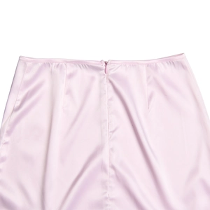 Dettaglio della gonna lunga in raso rosa con cerniera invisibile e sartoria a vita alta