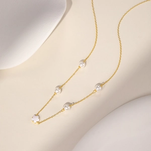 Dettaglio della collana in argento S925 con pendente a fiore di perla e catena dorata