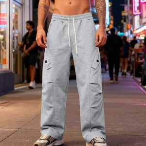 Dettaglio dei joggers grigi pesanti con tasche cargo laterali e coulisse in vita