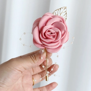 Corsage De Mariage Rose Satin Feuille Métal Creuse Dorée Künstliche Perle Élégante Broche Revers Pour Marié Groomsmen Banquet Fête