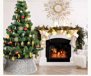 Cache-pied de sapin de Noël en métal blanc granit avec décor chaleureux de cheminée intérieure