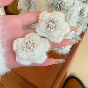 Barrettes à fleurs tricotées blanches élégantes avec perles et strass brillants