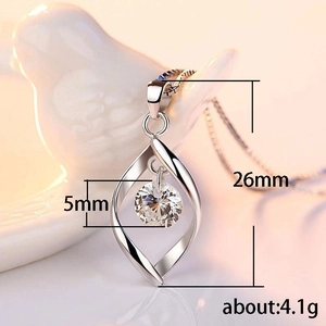Collana geometrica d'argento con catena box e pendente in zircone da 5mm in vista pro