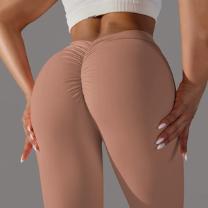 Détail arrière du legging de yoga taille haute avec design galbant effet push-up