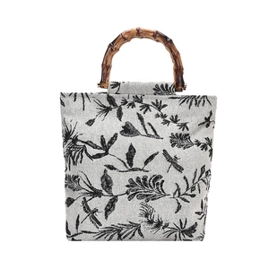 Sac fourre-tout en lin aux motifs botaniques noirs et blancs avec anses en bambou
