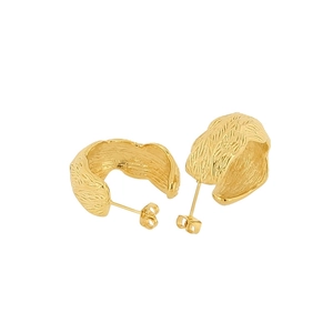Gros plan de boucles d'oreilles dorées en acier inoxydable avec texture plissée chic