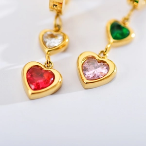 Eleganti orecchini a cuore in pietre preziose rosse, rosa, verdi e bianche in oro