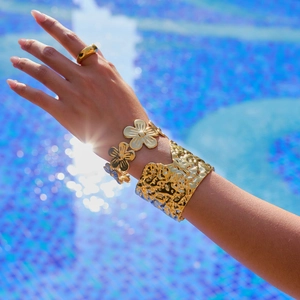 Elegant 18k gold plated stainless steel jewelry set with textured bangle and flower bracelet