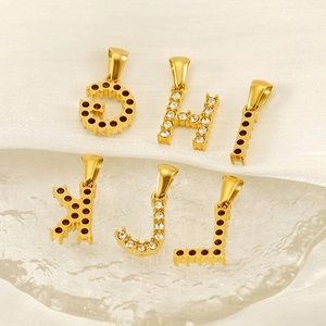 Gros plan détaillé des pendentifs lettres G H I K J L dorés sertis de zircons cubiques