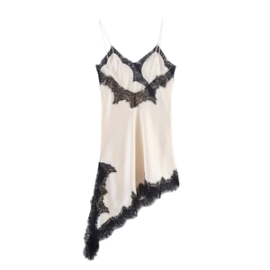 Détail de la robe en satin blanc avec bordure en dentelle noire et fines bretelles