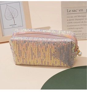 Glitzernde Pailletten Kosmetiktasche Detail mit Reißverschluss und elegantem Perlenanhänger.