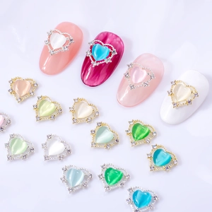 Bijoux d'ongles cœur œil de chat rose avec bordure en dentelle métallique et cristaux