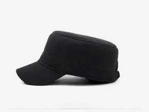 Detailansicht der schwarzen Herren-Wintermütze mit Sport-Abzeichen und grober Strickstruktur