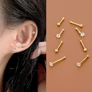 Gros plan détaillé de boucles d'oreilles en argent S925 plaqué or avec zircons