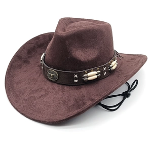 Détail d'un chapeau de cow-boy en suède avec emblème de tête de taureau et bandeau cuir