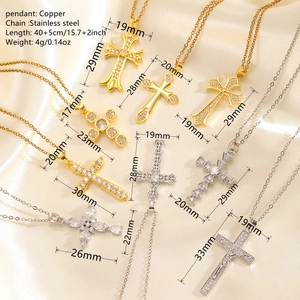 Elegante Gold- und Silber-Kreuzhalsketten mit Zirkonia auf Satinhintergrund