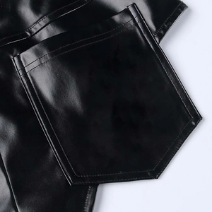 Dettaglio della tasca posteriore su pantaloncini neri a vita alta in similpelle elastica