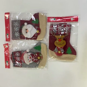Détail de trois chaussettes de Noël 3D avec motifs Père Noël, Renne et Bonhomme de neige