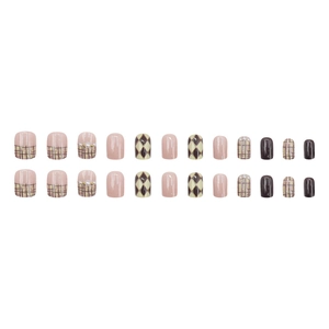 Faux ongles marron et nude avec motif à carreaux, détails de perles et losanges