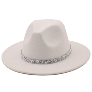 Vue détaillée d'un chapeau fedora en feutre ivoire avec une bande de strass argentés