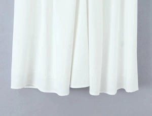 Primo piano dettagliato del leggero tessuto in chiffon bianco e dell'orlo dell'abito