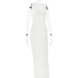 Détail de la texture et du nœud torsadé sur une robe longue blanche tricotée sans manches