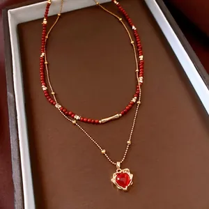 Zweilagige 18k vergoldete Halskette mit roten Perlen und Vintage-Herzanhänger