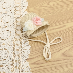 Détail du sac à main en paille pour filles avec fleurs en satin et fermeture à glissière