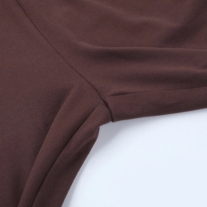 Gros plan détaillé du tissu marron foncé montrant les coutures et la texture