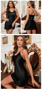 Détail de nuisette en satin noir avec fines bretelles et dos croisé dans la chambre