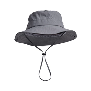 Dettaglio cappello pescatore grigio impermeabile con cordino antivento regolabile nero