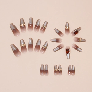 Vue détaillée de faux ongles œil-de-chat de luxe avec strass 3D et pierres précieuses