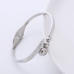 Bracciale rigido in argento lucido con micro-pavé di cristalli e perline graduate