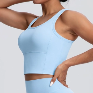 Himmelblauer Yoga-Sport-BH mit breiten Trägern und langem Saum auf Profi-Model