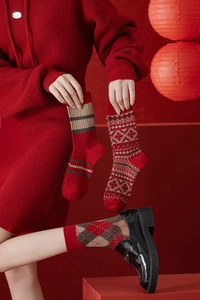 Détail de chaussettes en laine rouge avec motifs Fair Isle et texture tricotée hiver