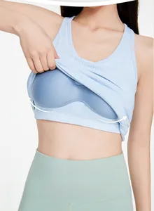 Détail du débardeur de yoga bleu montrant le mesh respirant et le soutien-gorge intégré
