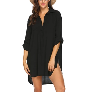 Detalle de camisa playera negra de corte suelto con cuello en V y aberturas laterales
