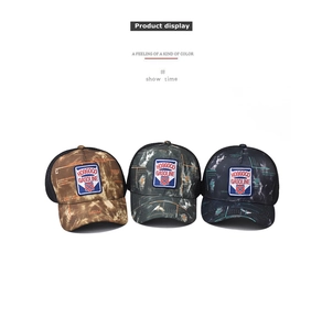 Tre cappellini trucker vintage con motivi mimetici tie-dye e rete su sfondo bianco
