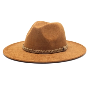 Chapeau de cowboy western classique en daim camel avec ruban tressé sur fond blanc