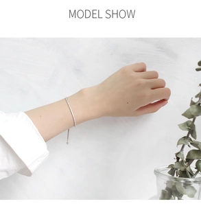 Elegante bracciale in argento sterling S925 con zirconi brillanti indossato dal modello sul polso