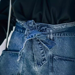 Pantaloncini di jeans a vita alta con cintura coordinata e lavaggio blu stile vintage