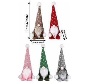 Détails de cinq gnomes de Noël tricotés avec motifs de cœur et dimensions indiquées
