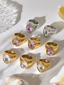 Détail de bagues en diamant tchèque en forme de larme en or et argent sur coquillages