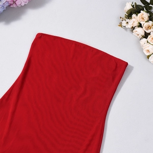 Nahaufnahme des roten trägerlosen Kleides mit Netz-Nähten und eleganten Blumendetails