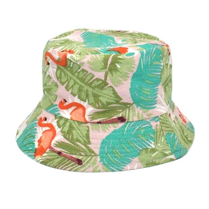 Vue détaillée de l'imprimé flamant rose et feuilles de palmier sur chapeau bob