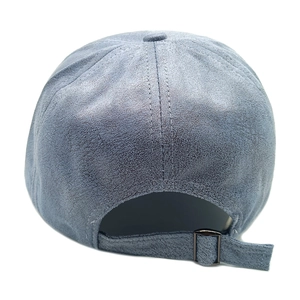 Détail de l'arrière de la casquette en daim avec boucle métallique réglable et couture