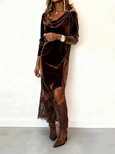 Robe longue en velours marron avec col bénitier et bordure en dentelle délicate